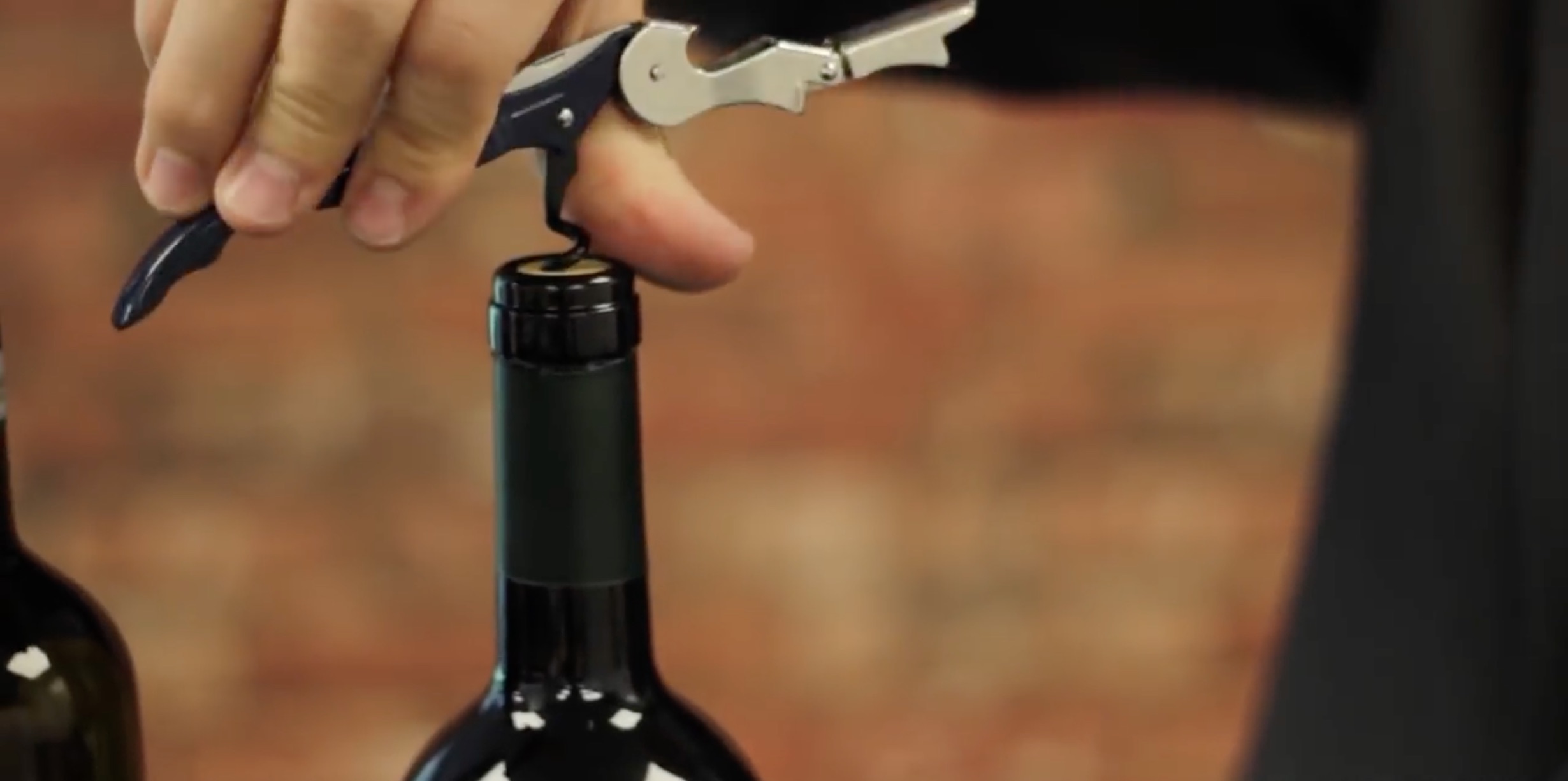 如何使用海马刀对葡萄酒开瓶14.jpg