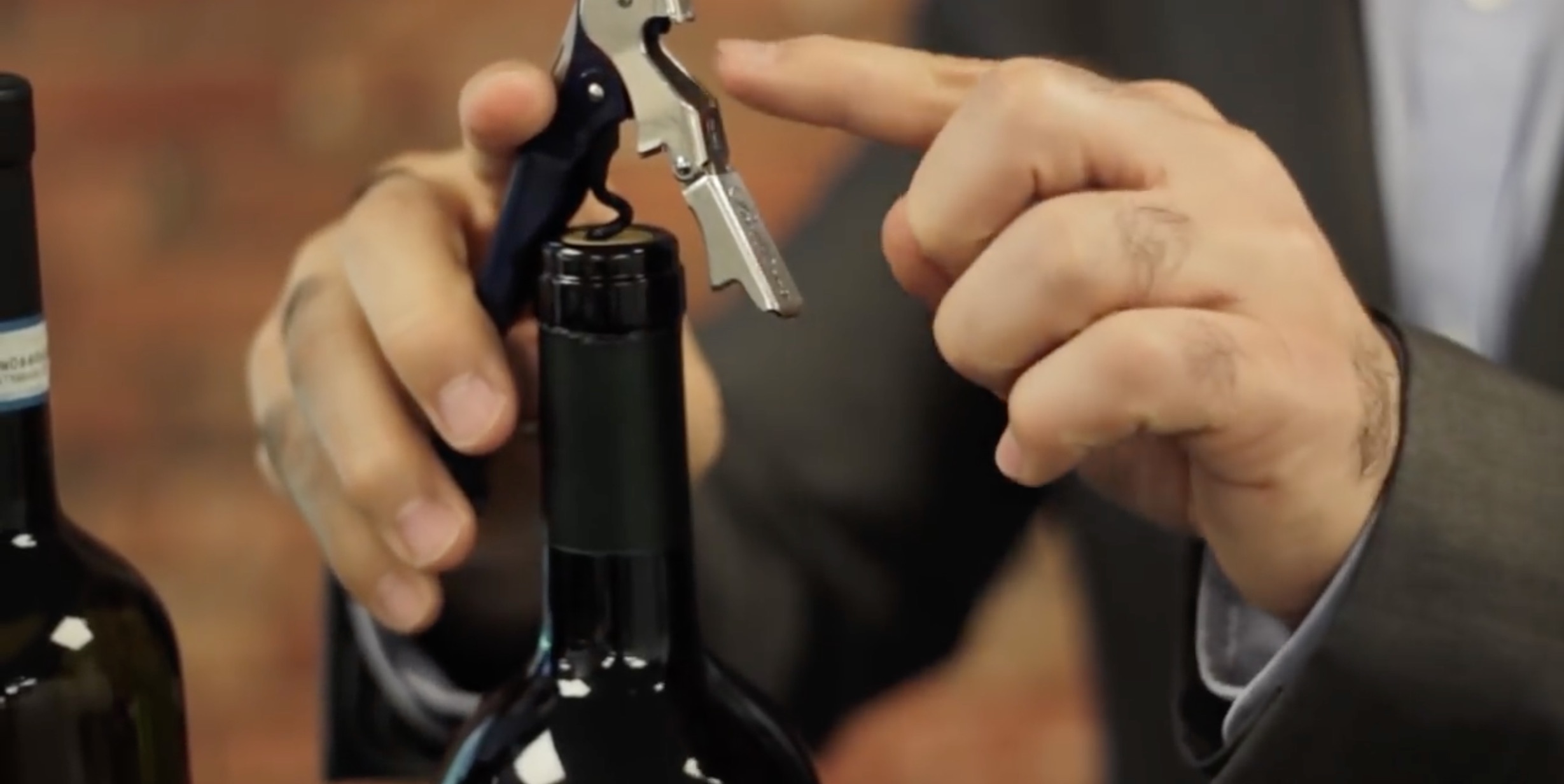 如何使用海马刀对葡萄酒开瓶15.jpg