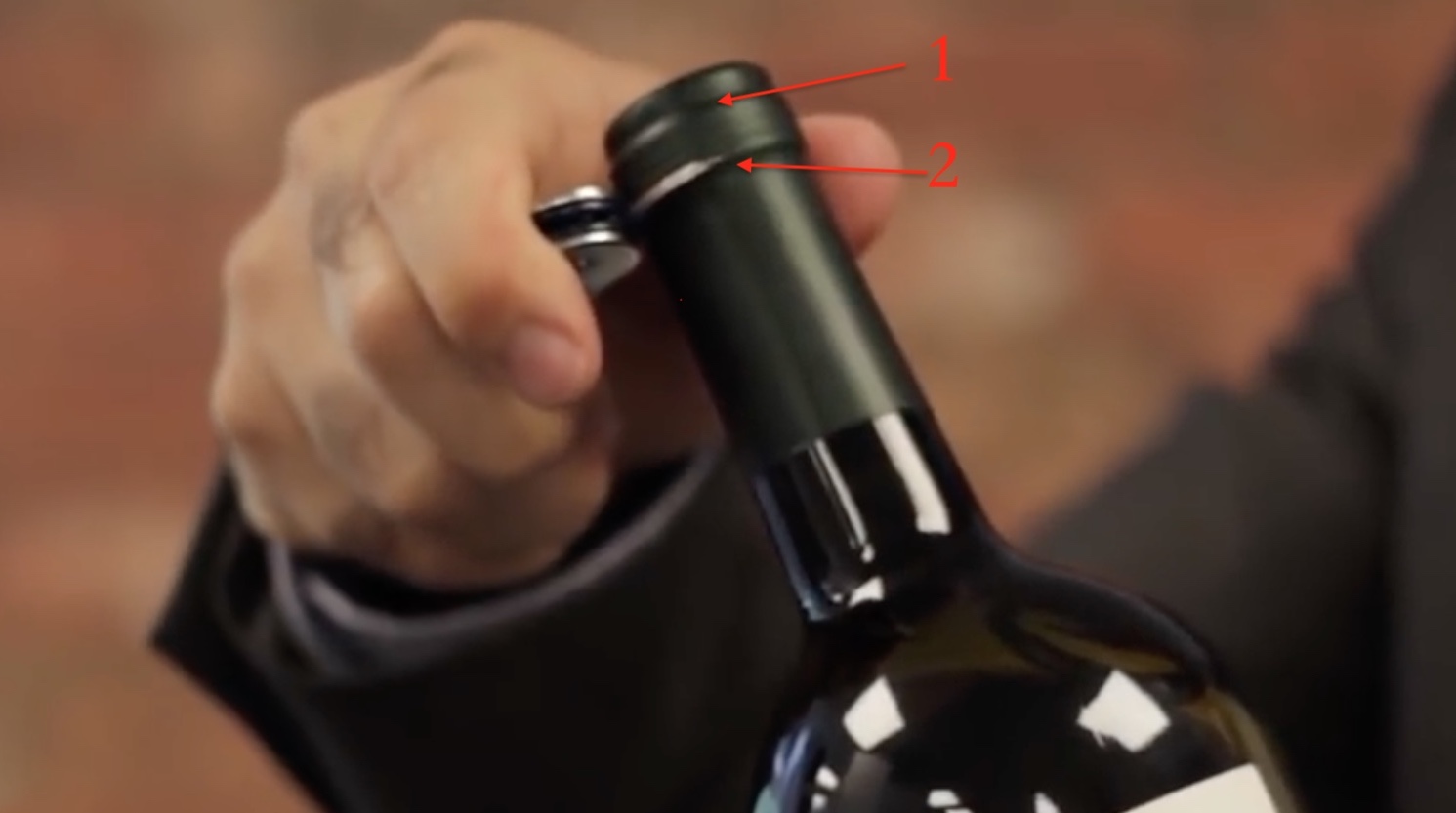 如何使用海马刀对葡萄酒开瓶3.jpg