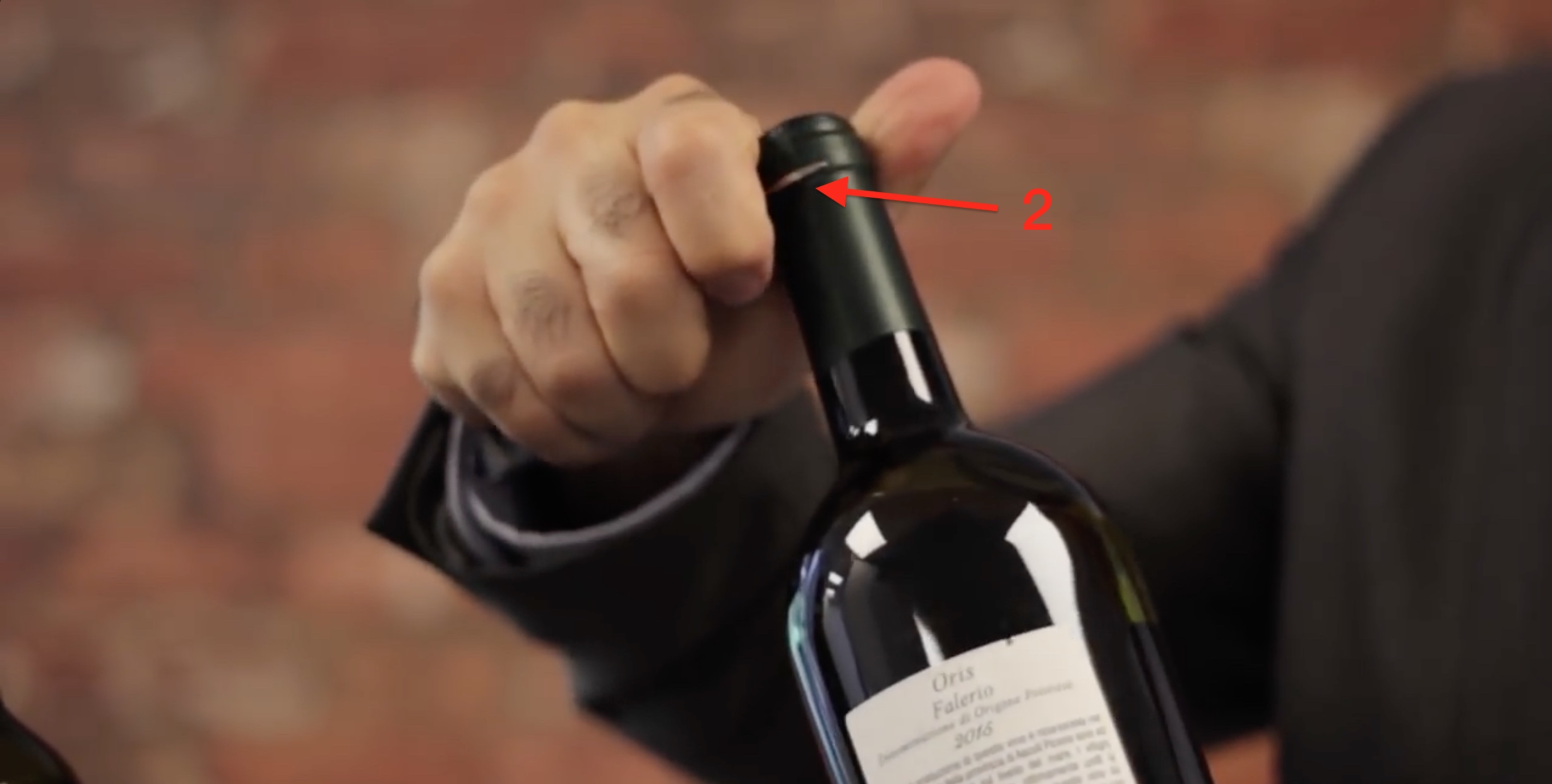 如何使用海马刀对葡萄酒开瓶4.jpg