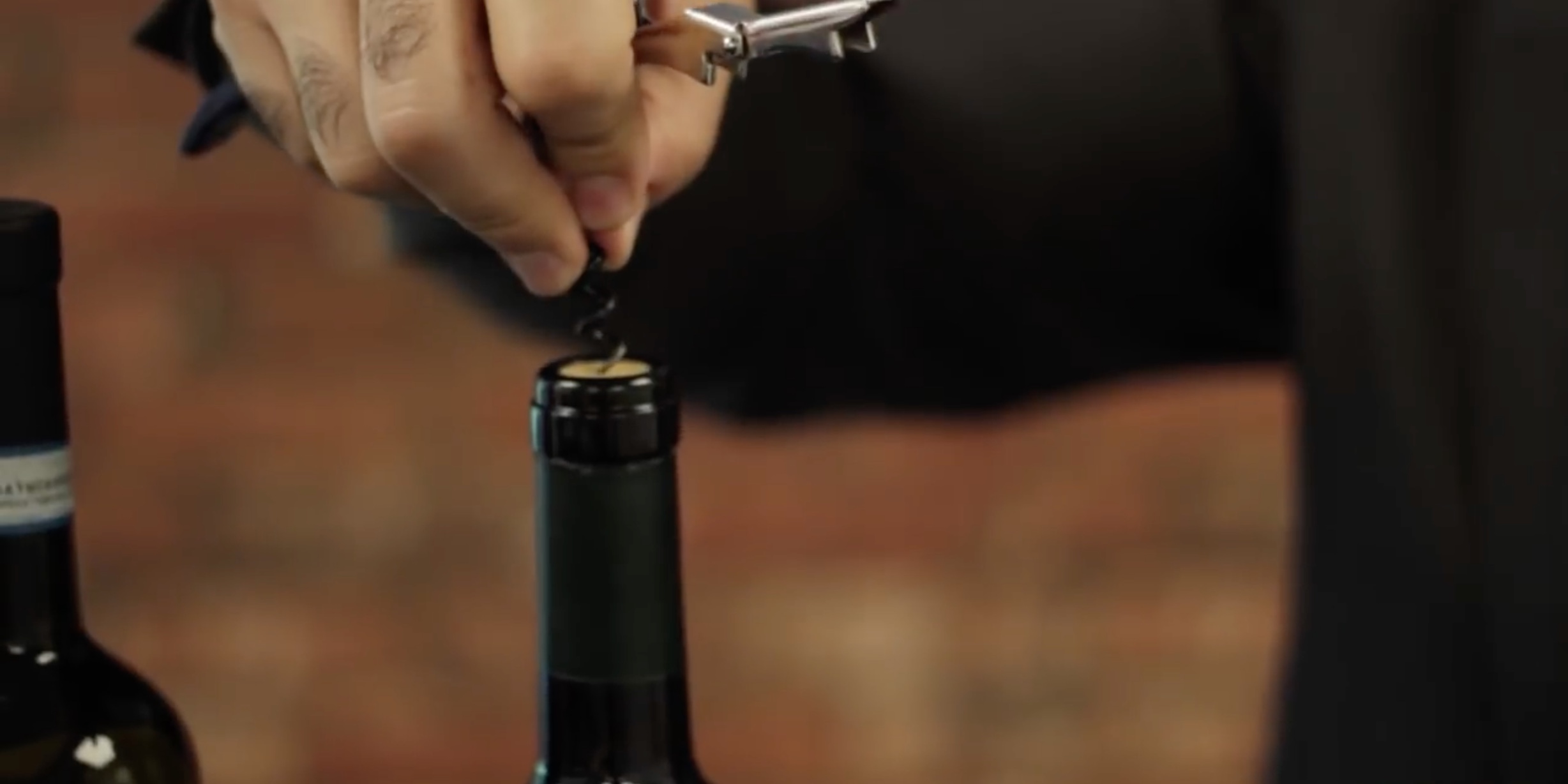 如何使用海马刀对葡萄酒开瓶12.jpg