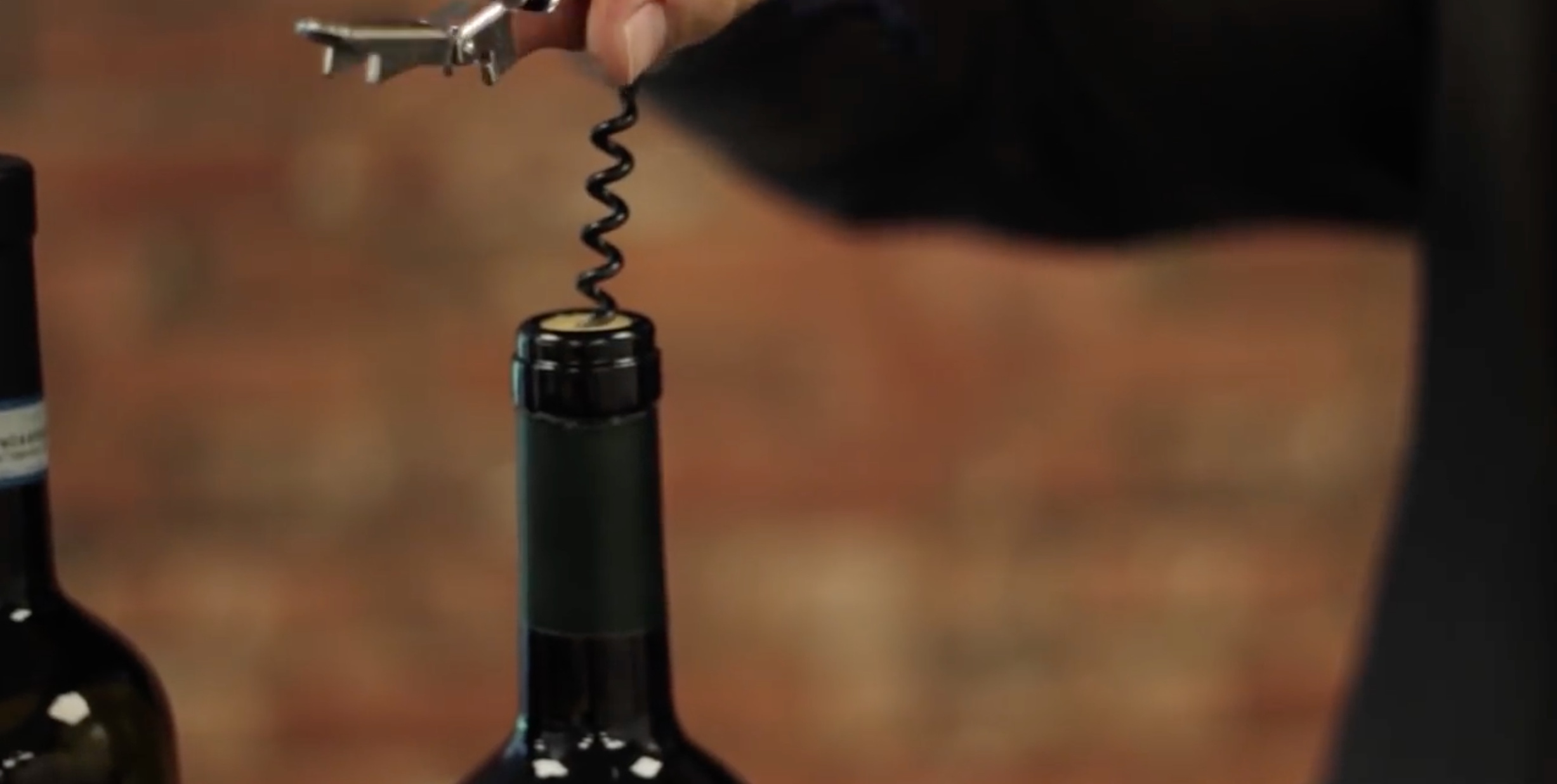 如何使用海马刀对葡萄酒开瓶13.jpg